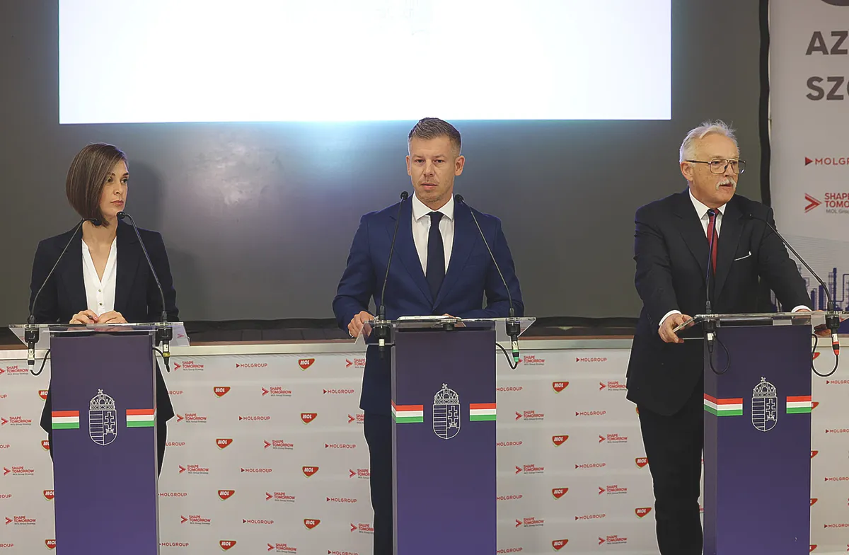 Magyar Péter miniszterelnök és Hernádi Zsolt MOL-vezérigazgató a rendkívüli tájékoztatón