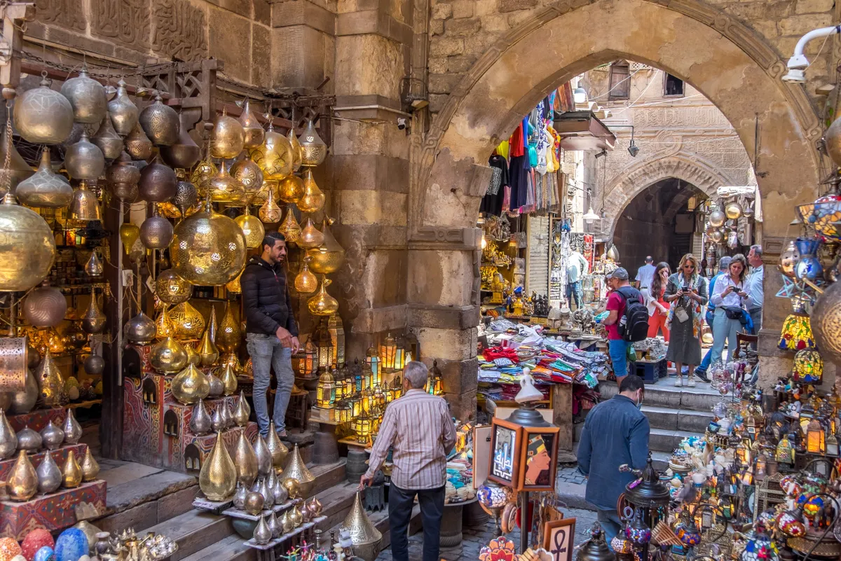 A Khan al-Khalili bazár egyik sikátora üzletekkel és áruk sokaságával.