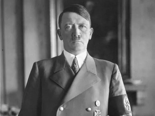 A képen Adolf Hitler látható egy 1938-as felvételen; ő volt a náci Németország diktátora, birodalmi kancellár és Führer, a második világháború kirobbantásának és emberek milliói meggyilkolásának fő felelőse.