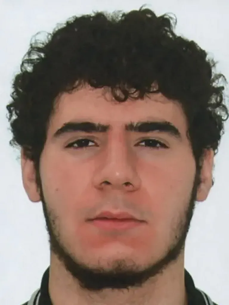 A berlini terrortámadás után országosan keresik a 21 éves gyanúsítottat. A férfit az iszlamista körökhöz sorolják, és veszélyes lehet., This undated handout image released by Polizei Berlin on July 26, 2026 shows a 21-year old suspect identified by police as Abdul B. in a public appeal for his arrest, after a car ploughed into a crowd near Berlin's Gay Pride celebrations killing one person and wounding 16 others. Berlin police described the suspect as slender, about 1.90 metres (6 feet 3 inches) tall, with black hair, wearing a black hoodie and white trousers. (Photo by Handout / POLIZEI BERLIN / AFP) / RESTRICTED TO EDITORIAL USE - MANDATORY CREDIT "AFP PHOTO /  POLIZEI BERLIN" - HANDOUT - NO MARKETING NO ADVERTISING CAMPAIGNS - DISTRIBUTED AS A SERVICE TO CLIENTS