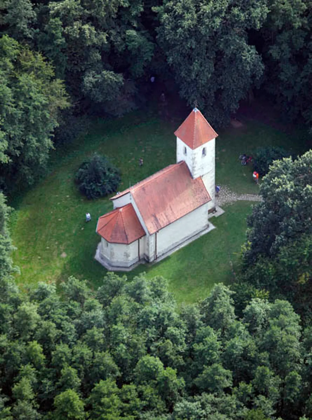 Szentháromság-templom (Velemér): az erdős környezetben álló épület belső terét Aquila János XIV. századi, páratlan szépségű és a fény játékára komponált falfestményei borítják.