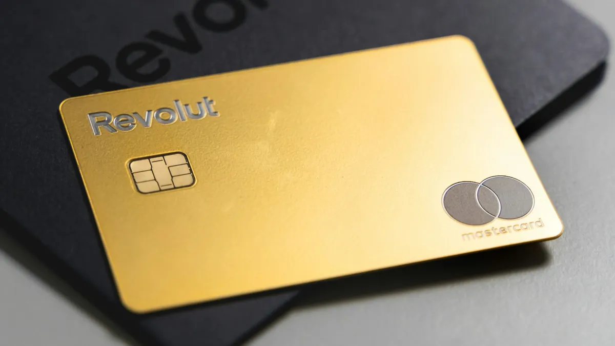 Nincs vége a Revolut-korlátozásoknak: egy férfitól 25 évvel korábbi örökségéről is igazolást kértek, miközben beteg párját ápolta külföldön