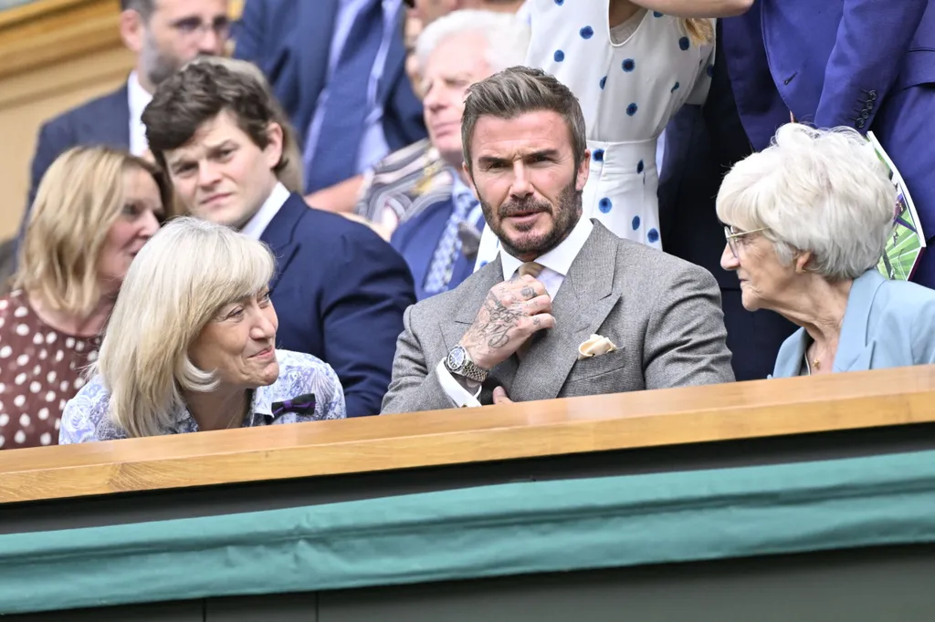 David Beckham és édesanyja, Sandra a 2026-os wimbledoni teniszbajnokság első napján vesznek részt az All England Lawn Tennis and Croquet Clubban, június 29-én.