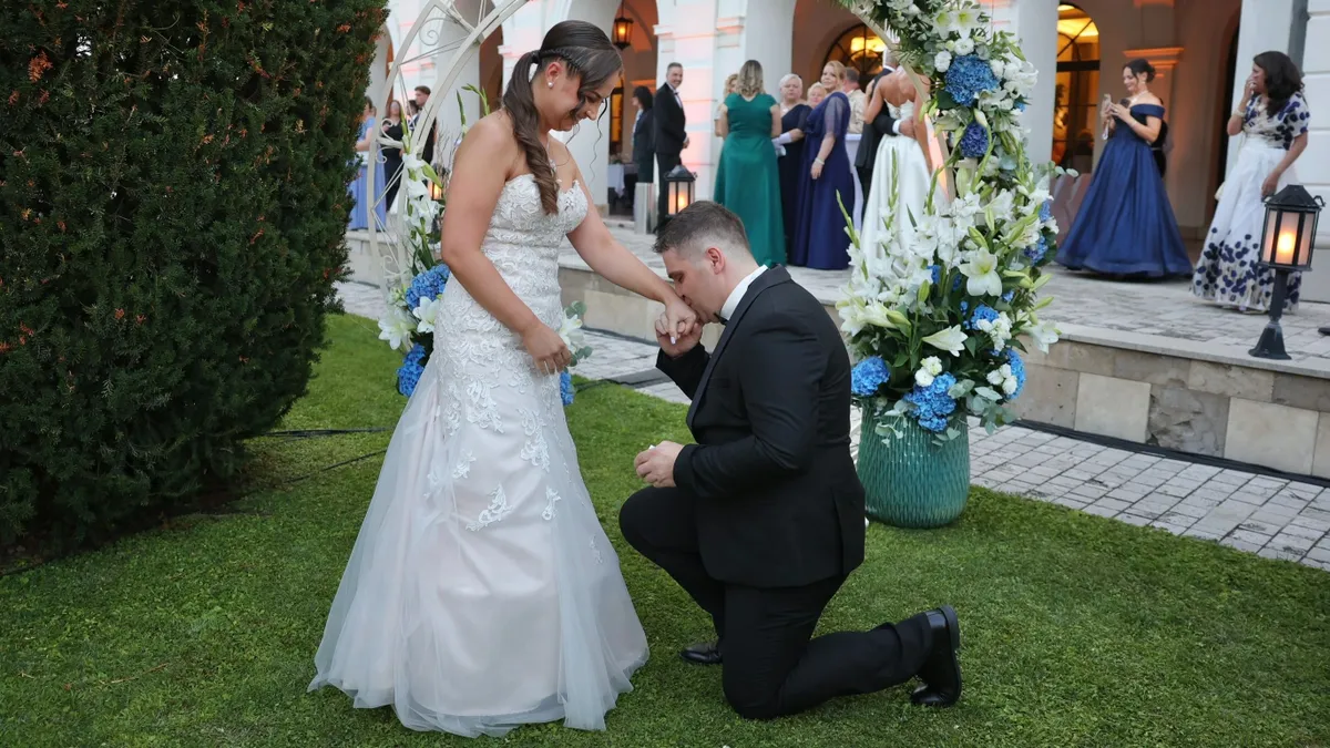 A 201. Anna-bálon a balatonfüredi Windisch Laura nyerte el a bál szépe címet, udvarhölgyei között pedig testvére is helyet kapott., 201. Anna-bál, Balatonfüred, 2026.07.25.