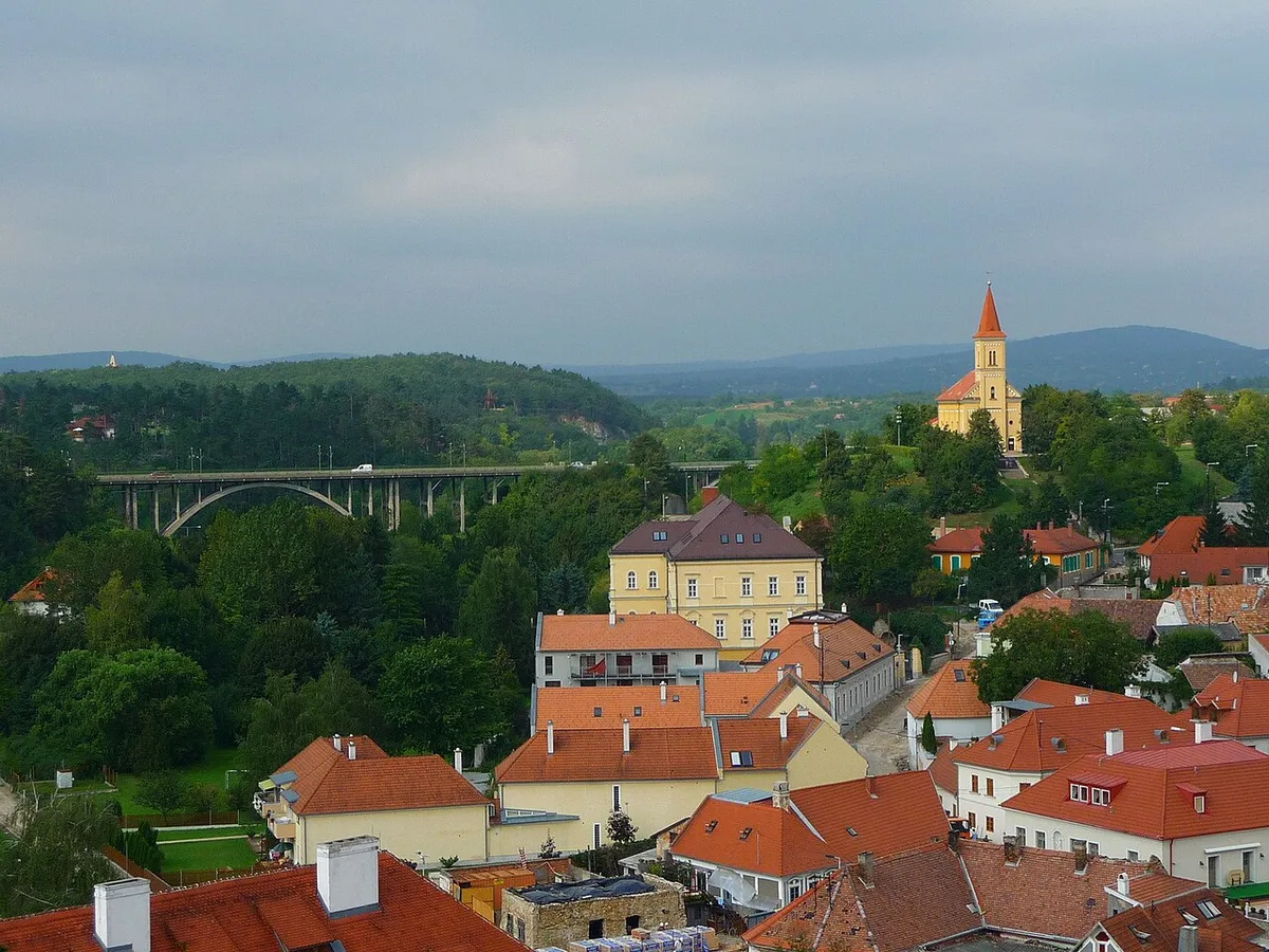 A Völgyhíd és a Szent László-templm Veszprémben. 
