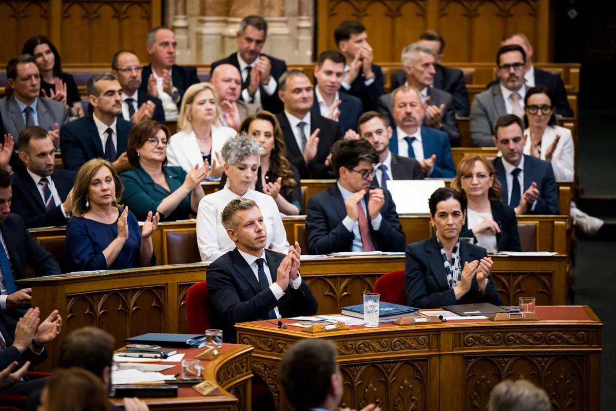 Magyar Péter és a Tisza-frakció a parlament rendkívüli ülésén