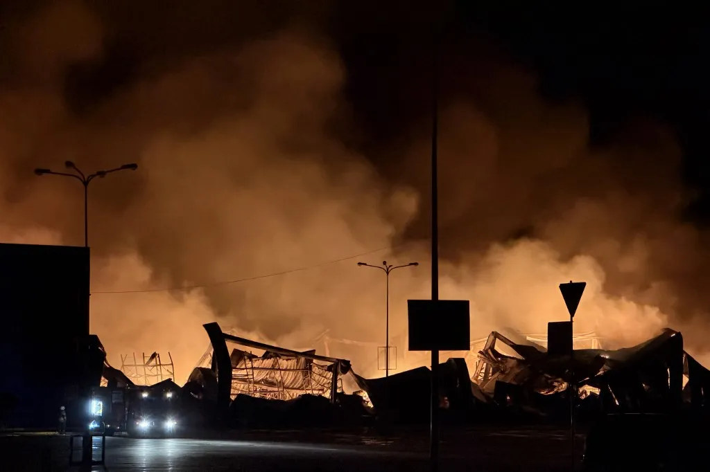 Drón csapódott a bevásárlóközpontba, teljesen kiégett az épület Fotó: SERHII SHAPOVALOV (STR) / AFP