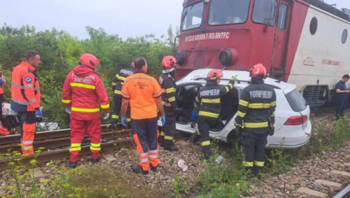 halálos vonatbaleset helyszínén tűzoltók és mentők dolgoztak a roncsba szorult áldozatok kiemelésén