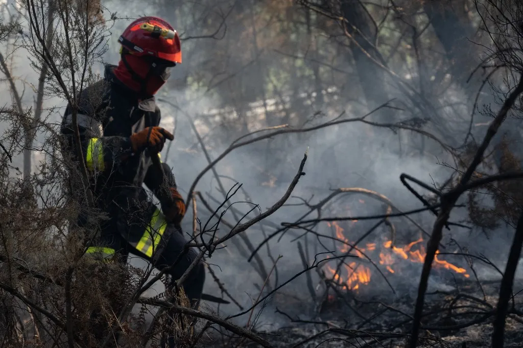 On Monday 27 July 2026, the fifth day of the fight against the massive Saumos fire (Gironde, France) which is ravaging the Arcachon Basin forest, the blaze which has destroyed 42,000 hectares was brought under control by the fire service thanks to more favourable weather conditions, ahead of a return to high temperatures. A firefighter responding to a flare-up.
Lundi 27 juillet 2026, 5eme jour de lutte contre le megafeu de Saumos (Gironde, France) qui ravage la foret du bassin d Arcachon, l incendie qui a ravage 42.000 hectares a ete stabilise par les sapeurs-pompiers a la faveur de conditions meteorologiques plus favorables avant un retour des fortes chaleurs. Pompier intervenant sur une reprise de feu. (Photo by Estelle Ruiz / Hans Lucas via AFP)