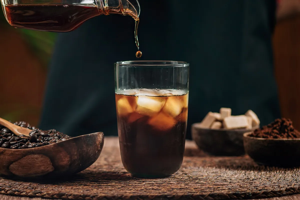 Cold brew kávé jégkockákkal söté háttér előtt.