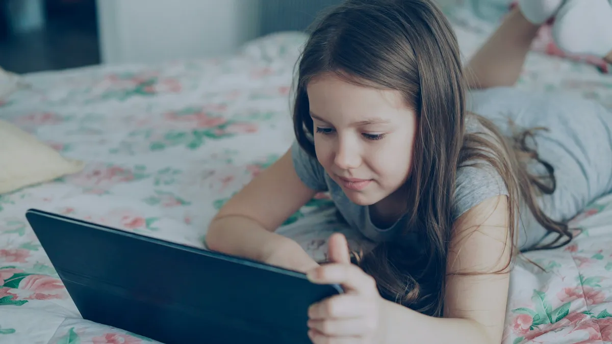 Gyerekek és a telefon: 5 módszer, amivel csökkenthető a végtelen görgetés