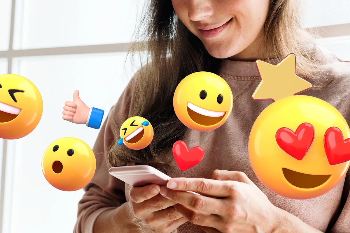 emoji kvízt tölt ki egy lányt