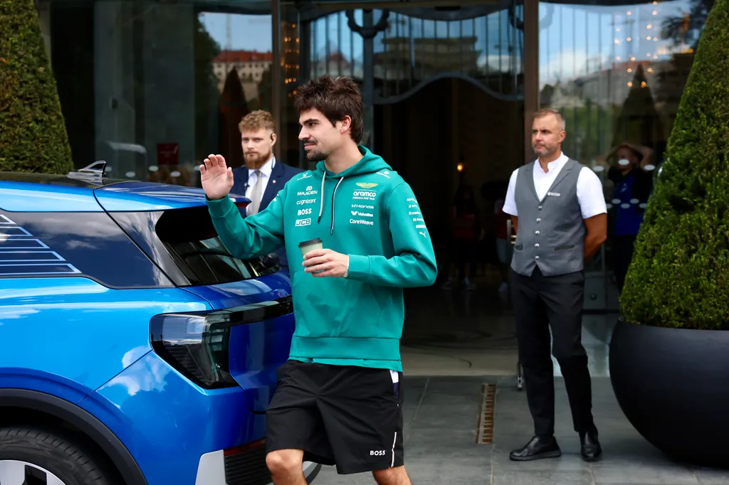 A Ferrari (Charles Leclerc) és a Red Bull (Max Verstappen, Isack Hadjar) versenyzői idén a budapesti Four Seasons Hotel Gresham Palace-ban szállnak meg. + ALPINE