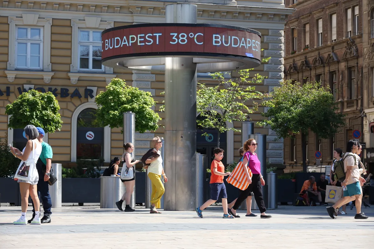 2026.07.31. Budapest, hőség, kánikula, Nyugati pályudvar, vízosztés, hőmérő, óra