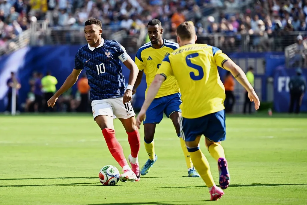 France's forward #10 Kylian Mbappe runs with ball past Sweden's forward #09 Alexander Isak during the 2026 World Cup round of 32 football match between France and Sweden at the New York/New Jersey Stadium in East Rutherford on June 30, 2026.  (Photo by Jewel SAMAD / AFP)