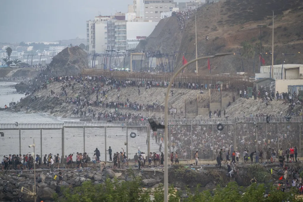 Spanyolország észak-afrikai enklávéját, Ceutát úszva próbálják elérni a Marokkóból induló migránsok CEUTA, SPAIN - JULY 30: Hundreds of migrants have attempted to swim from Morocco to the Spanish city of Ceuta in North Africa, while the number of arrivals exceeded 1,500 in just over a week, according to local news in Cueta, Spain on July 30, 2026. As Moroccan and Algerian migrants attempted to reach Ceuta by swimming, most were reportedly intercepted by Moroccan patrol boats. Spain's Maritime Rescue Service and the Spanish Red Cross rescued 117 people from the water, while the Civil Guard assisted around 200 others with patrol boats. The Spanish Civil Guard also found two bodies which raised the death toll along Ceuta's coastline so far this year to 29. Marcos Moreno / Anadolu (Photo by MARCOS MORENO / Anadolu via AFP)