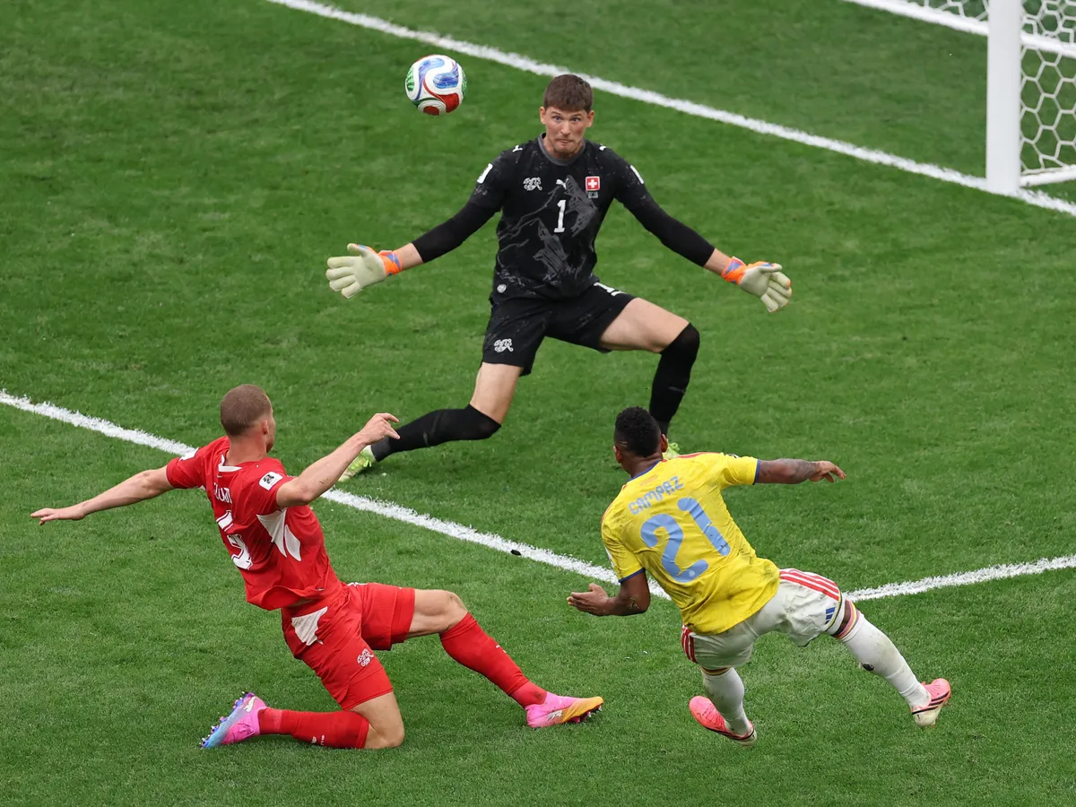 VANCOUVER, CANADA - JULY 07: Leandro Campaz #21 of Colombia shoots and misses a chance against Gregor Kobel #1 of Switzerland during the FIFA World Cup 2026 Round of 16 match between Switzerland and Colombia at BC Place Vancouver on July 07, 2026 in Vancouver, British Columbia, Canada.   Luke Hales/Getty Images/AFP (Photo by Luke Hales / GETTY IMAGES NORTH AMERICA / Getty Images via AFP)