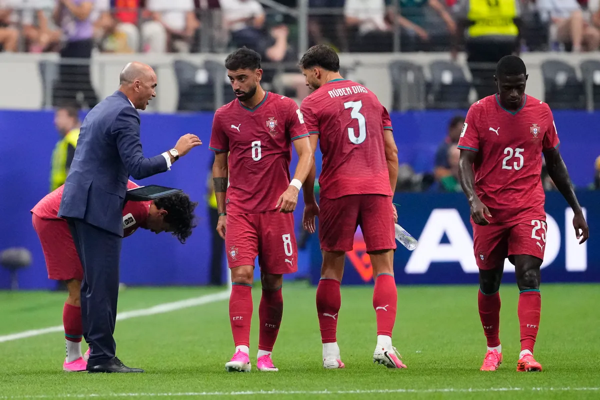 Roberto Martinez, head coach of Portugal, talk to Bruno Fernandes of Portugal during the FIFA World Cup 2026 Round Of 16 match between Portugal and Spain at Dallas Stadium on July 6, 2026 in Arlington, United States. (Photo by Jose Breton/Pics Action/NurPhoto) (Photo by Jose Breton / NurPhoto via AFP)