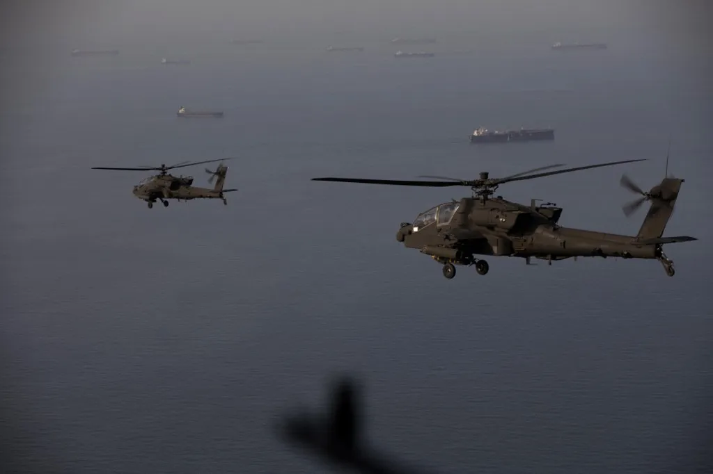 Újabb iráni létesítmények kerültek Amerika célkeresztjébe A képen: A CENTCOM AH-64 Apache helikopterei a Hormuzi-szoros felett Fotó: - / US Central Command (CENTCOM)