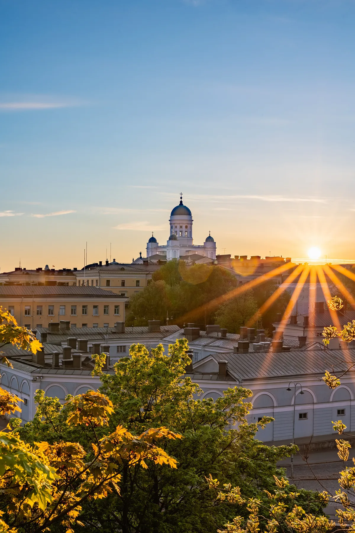Nyári naplemente és a székesegyház épülete Helsinkiben