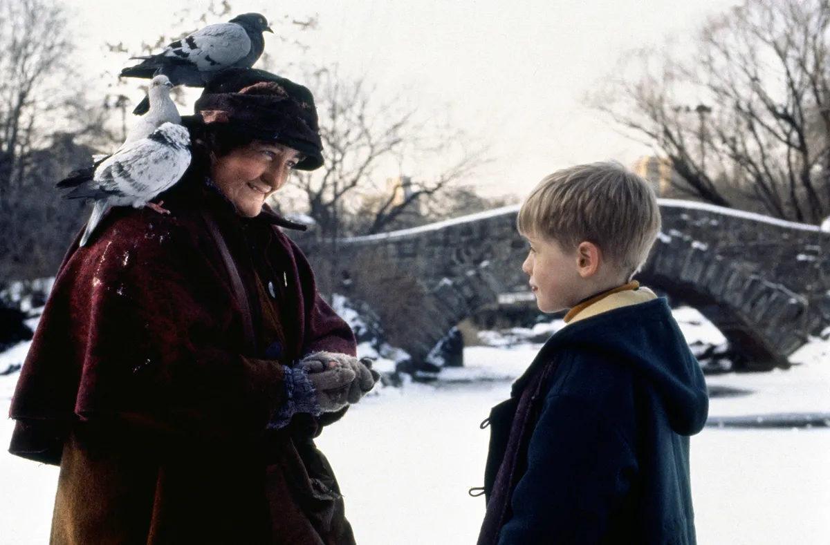Brenda Fricker és Macaulay Culkin a Galambos hölgy és Kevin szerepében a Reszkessetek betörők! 2 – Elveszve New Yorkban című filmben