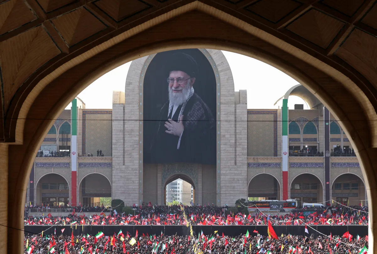 Teherán utcáit ellepték a gyászolók Hamenei temetésének első napján 