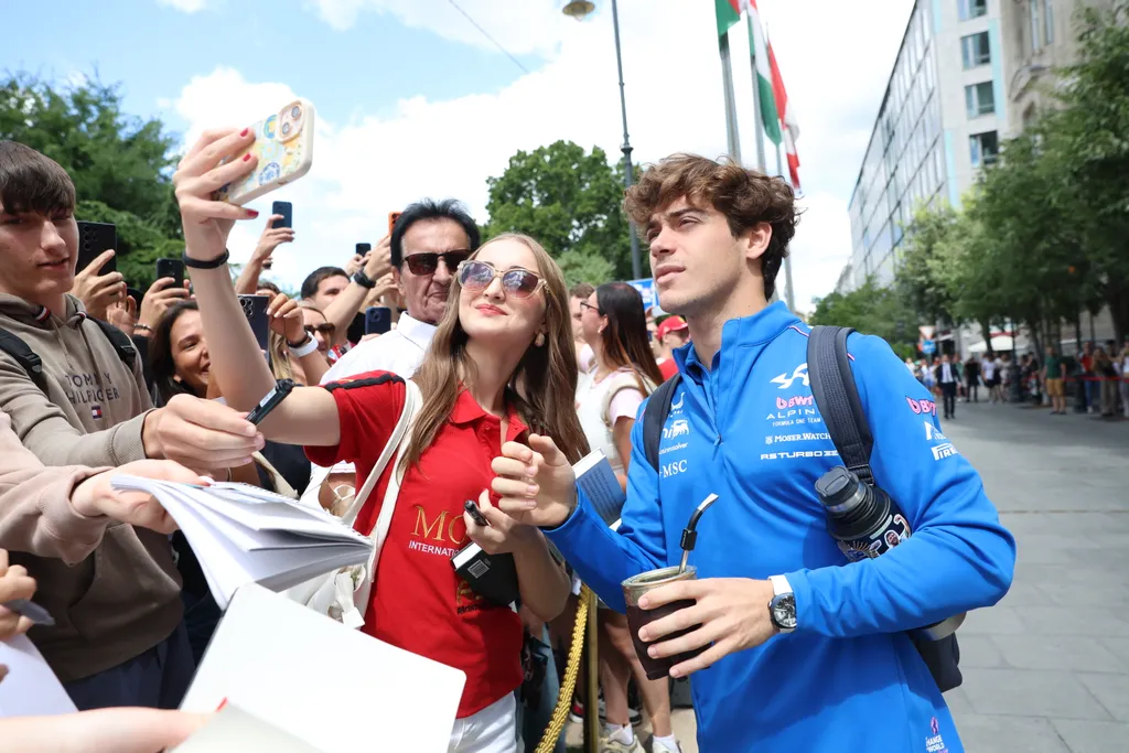 A Ferrari (Charles Leclerc) és a Red Bull (Max Verstappen, Isack Hadjar) versenyzői idén a budapesti Four Seasons Hotel Gresham Palace-ban szállnak meg. + ALPINE, F1