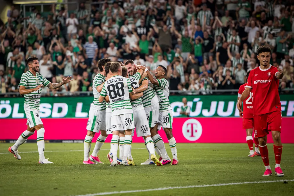 A belga Toon Raemaekers gólját ünneplik a ferencvárosi játékosok