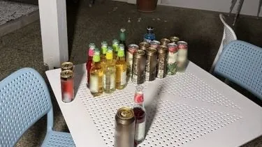Betört a fürdőzőbe, sört és italokat lopott