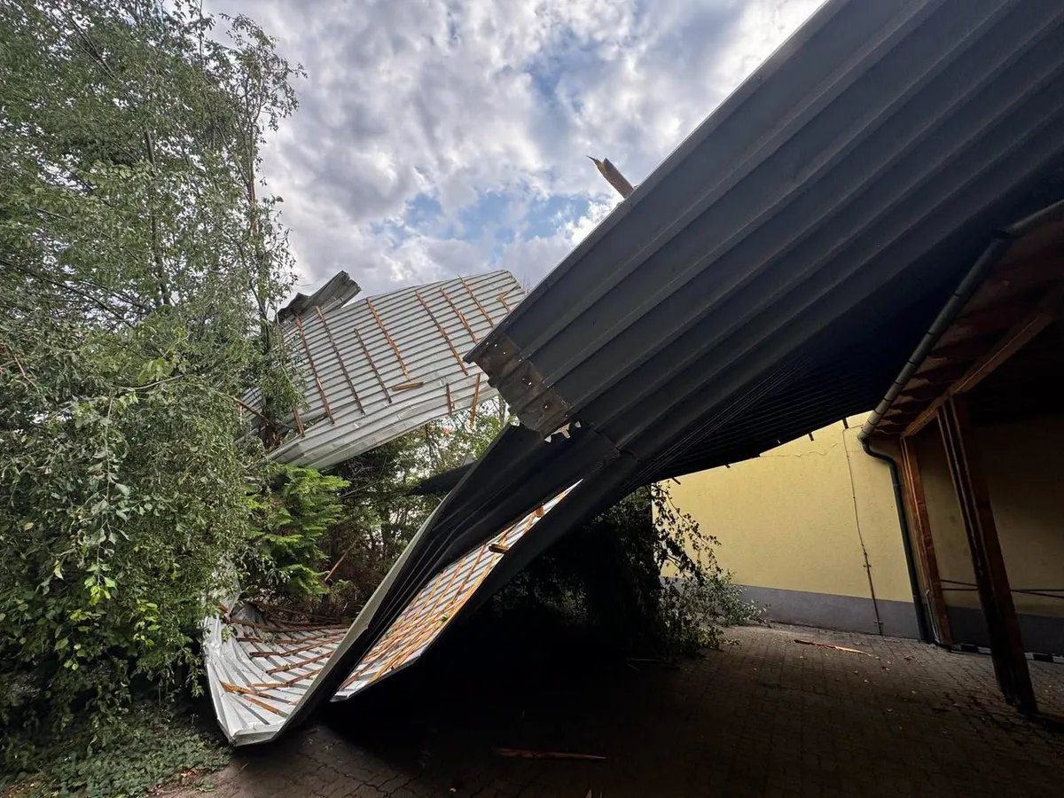 A vihar következtében több tetőelem leszakadt az érdi iskola épületéről