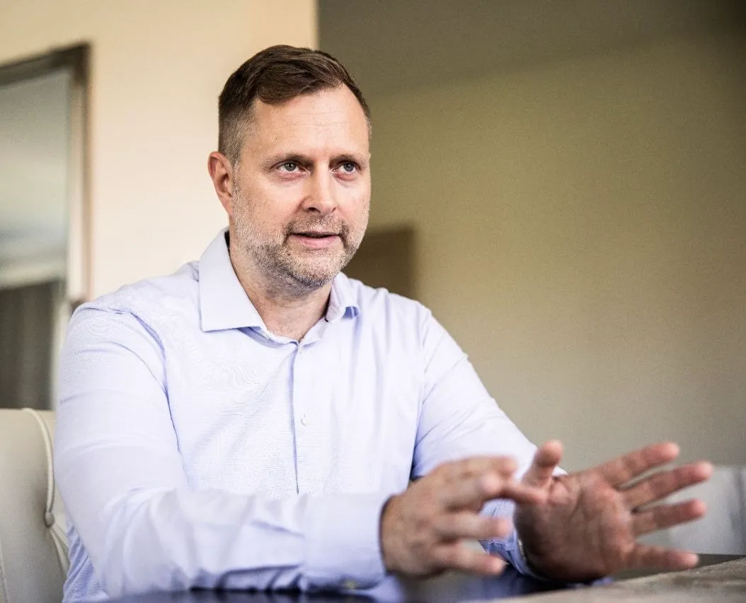 A mesterséges intelligencia az egészségügyben gyorsabbá, biztonságosabbá és kiszámíthatóbbá teheti a betegellátást, miközben az orvosok munkáját támogatja, de önmagában a technoógia nem gyógyít meg senkit – véli Czeglédi tamás, a a MozgásKlinika társalapítója és stratégiai vezetője