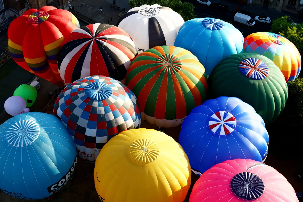 Balloons take to the skies over Bristol, this morning.  July 20, 2026. //  The countdown is on for the Bristol International Balloon Fiesta.  Free-to-attend, the fiesta at the Ashton Court Estate, will take place from Friday 7 to Sunday 9 August, 2026. 
Photo released 20/07/2026

Visszaszámlálás a Bristoli Nemzetközi Hőlégballon Fiestára
Hőlégballonok emelkednek Bristol felett ma reggel. 2026. július 20. // Visszaszámlálás a Bristoli Nemzetközi Hőlégballon Fiestára. Az ingyenesen látogatható fiesta az Ashton Court Estate-en kerül megrendezésre 2026. augusztus 7., péntek és 9., vasárnap között. 