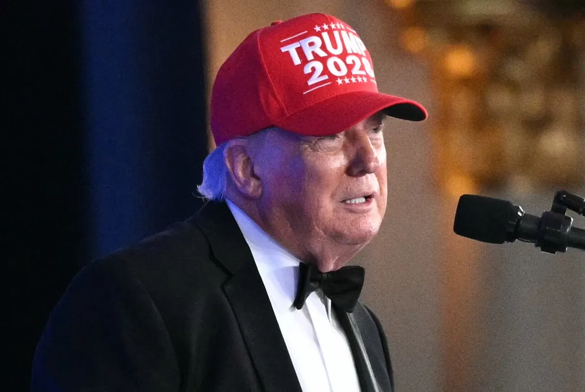Donald Trump el kíván indulni a 2028-as elnökválasztáson, azonban ennek vannak jogi akadályai