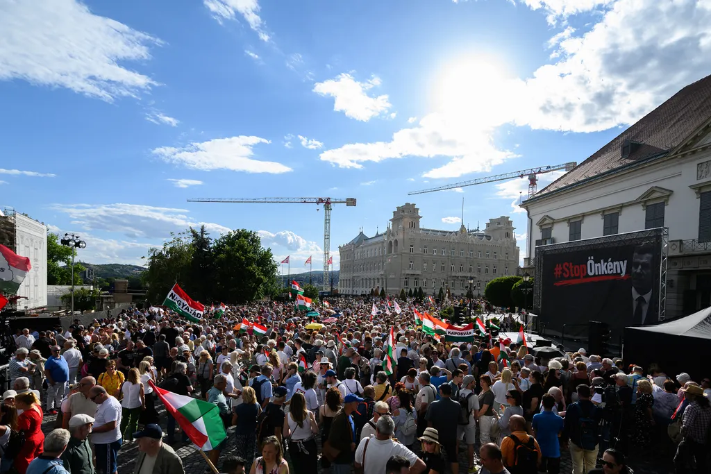 StopÖnkény!, tüntetés az alaptörvény módosítása ellen, alaptörvénymódosításellen, demonstráció, 2026.07.09.