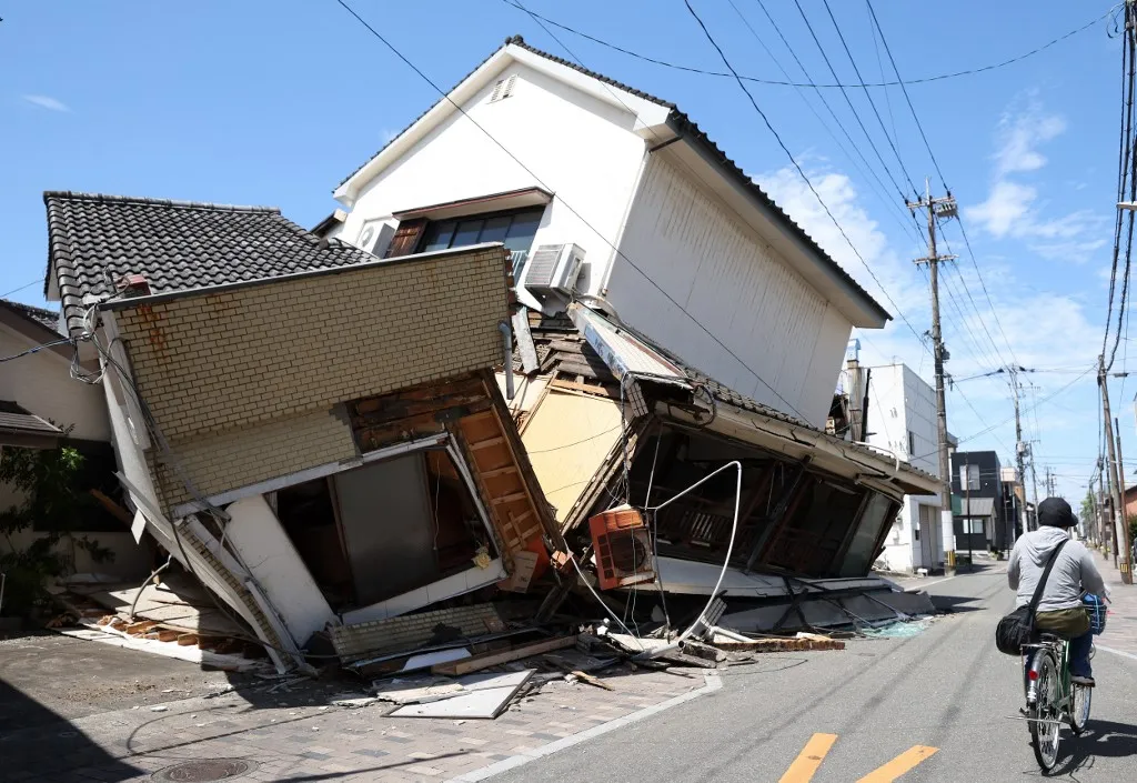 A földmozgás jelentős pusztítást végzett Japán délnyugati részén, számos épület megrongálódott vagy összeomlott. A building destroyed by a massive earthquake in Yatsushiro City, Kumamoto Prefecture, western Japan, and the Kyushu island region, on July 29, 2026. According to the Japan Meteorological Agency, a magnitude 7.1 earthquake struck Kumamoto Prefecture around 4:27 p.m. on July 28th. Many buildings and roads have been destroyed, and there are casualties. ( The Yomiuri Shimbun ) (Photo by Kunihiko Miura / The Yomiuri Shimbun via AFP)