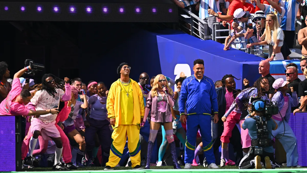 Az énekesnő Ronaldót és Ronaldinhót is magával vitte a halftime show-ra.