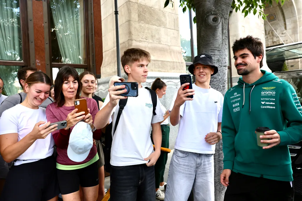 A Ferrari (Charles Leclerc) és a Red Bull (Max Verstappen, Isack Hadjar) versenyzői idén a budapesti Four Seasons Hotel Gresham Palace-ban szállnak meg. + ALPINE