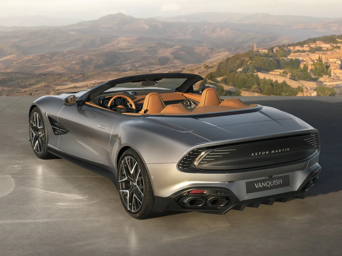 Hasonló megjelenésű volt az a DB5-ös, ami James Bond filmes karrierjét elindította.
