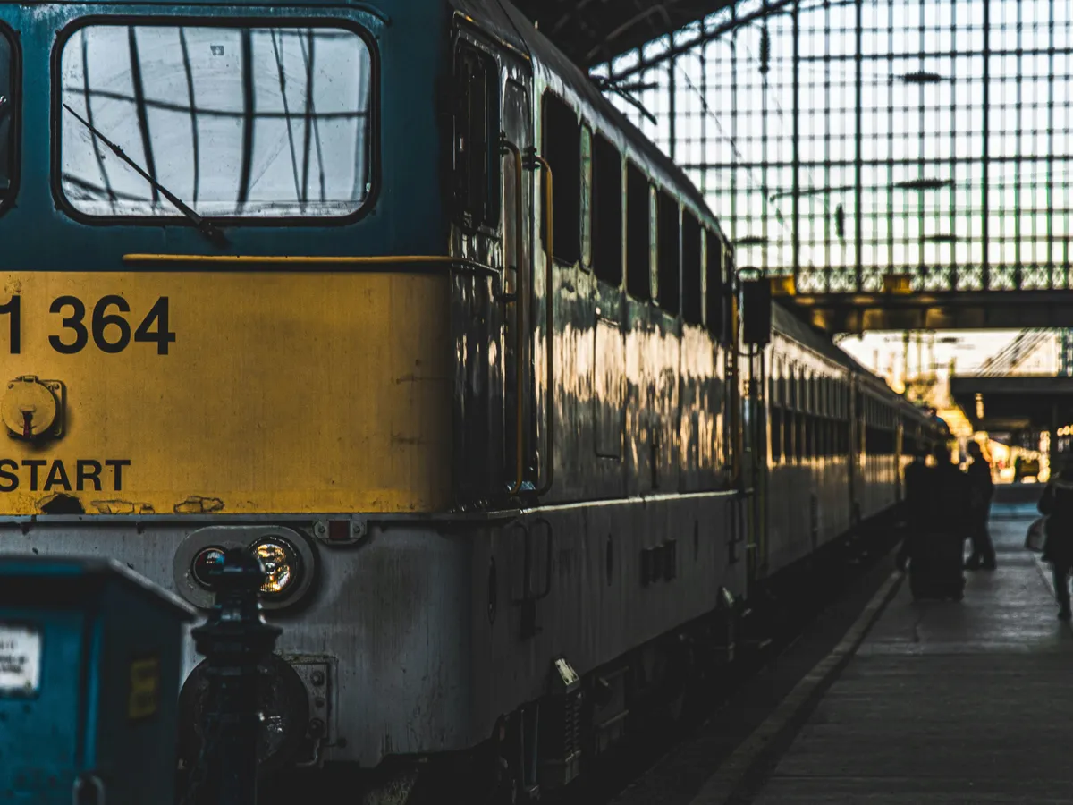 A júniusi rendkívüli hőhullám jelentősen befolyásolta a hazai vasúti közlekedést: a MÁV adatai szerint a személyszállító vonatok menetrendszerűsége 78,23 százalékos volt