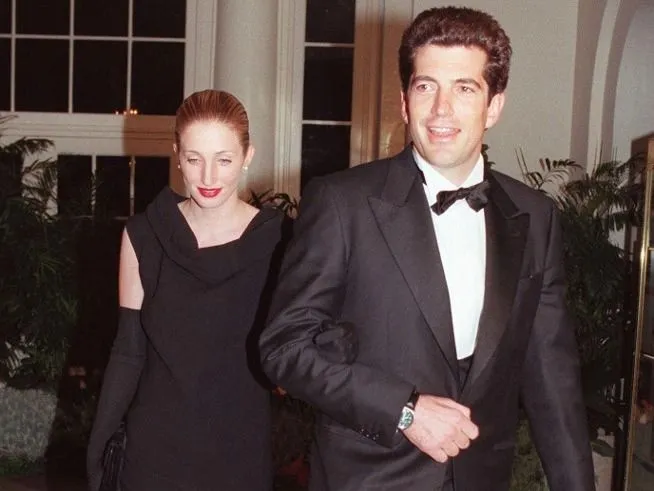 John F. Kennedy Jr and his wife Carolyn Bessette Kennedy (L) arrive at the White House 05 February for a state dinner in honor of British Prime Minister Tony Blair and his wife Cherie.  Blair is on a four-day visit to the US including three days of meetings with President Clinton. (Photo by CHRIS KLEPONIS / AFP)