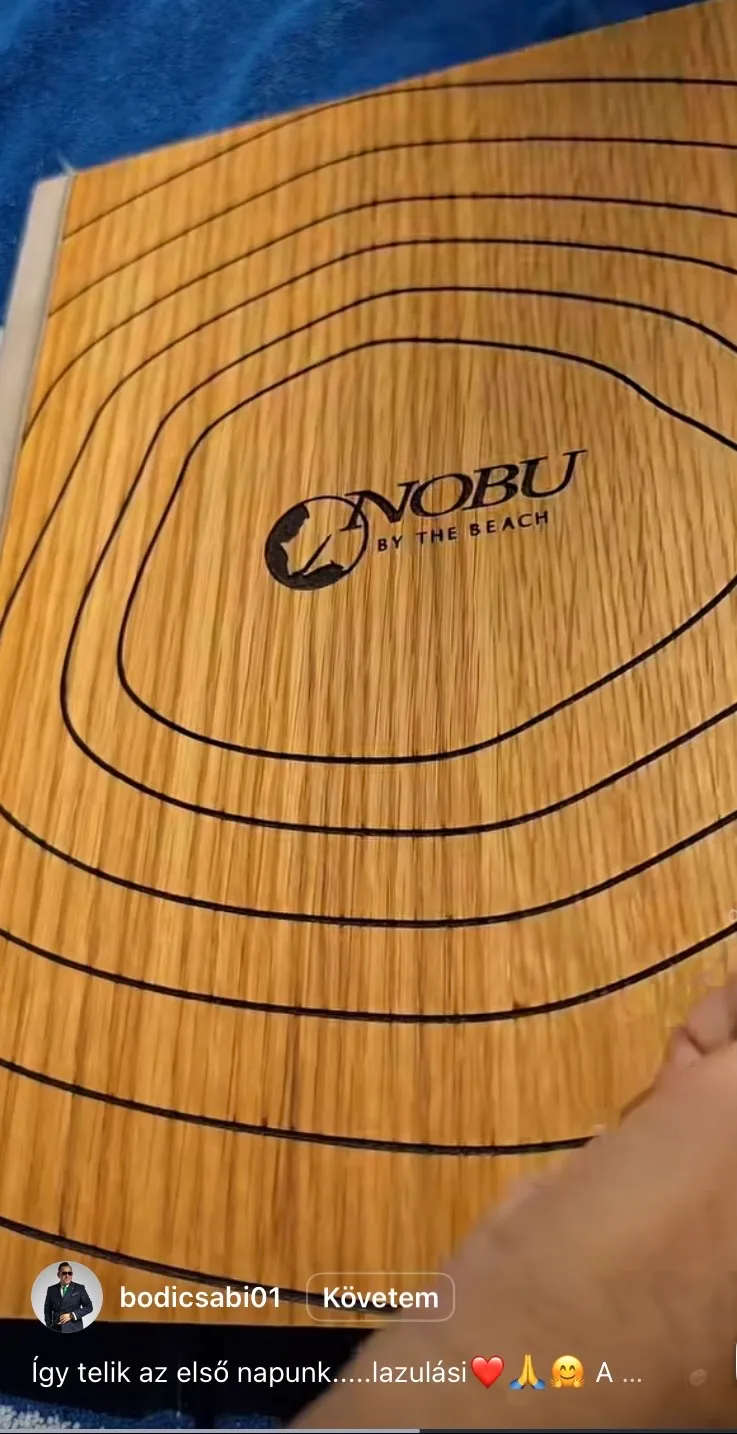 Bódi Csabi a Nobu menüjét lapozza.