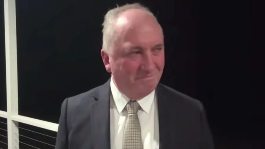 Élő adásban ordított rá a kutyájára az ausztrál politikus