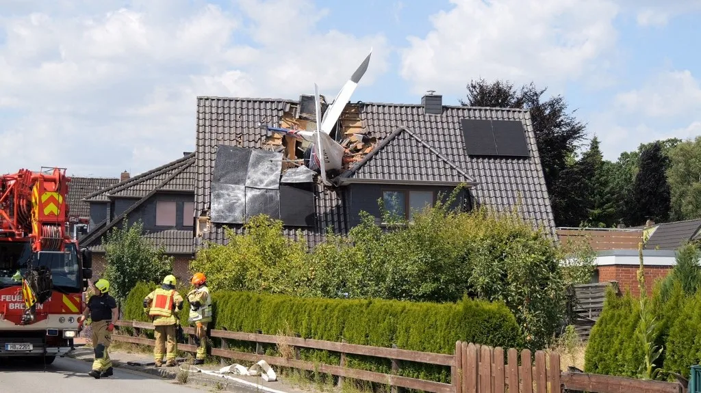 25 July 2026, Lower Saxony, Ganderkesee: A small plane that crashed is lodged in the roof of a house. At least one person was killed when the plane crashed into a single-family home. Photo: Jörn Hüneke/dpa (Photo by Jörn Hüneke / dpa Picture-Alliance via AFP)