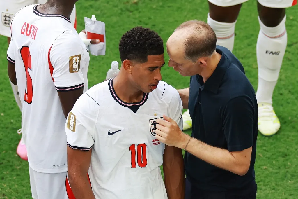 MIAMI GARDENS, FLORIDA - JULY 11: Thomas Tuchel, Manager of England, speaks with Jude Bellingham #10 during a hydration break in the FIFA World Cup 2026 Quarter Final match between Norway and England at Miami Stadium on July 11, 2026 in Miami Gardens, Florida.   Elsa/Getty Images/AFP (Photo by ELSA / GETTY IMAGES NORTH AMERICA / Getty Images via AFP)