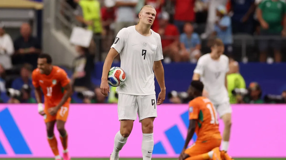ARLINGTON, TEXAS - JUNE 30: Erling Haaland #9 of Norway reacts after conceding a first goal to Amad Diallo #15 of Cote d'Ivoire during the FIFA World Cup 2026 Round Of 32 match between Cote d'Ivoire and Norway at Dallas Stadium on June 30, 2026 in Arlington, Texas.   Lars Baron/Getty Images/AFP (Photo by Lars Baron / GETTY IMAGES NORTH AMERICA / Getty Images via AFP)