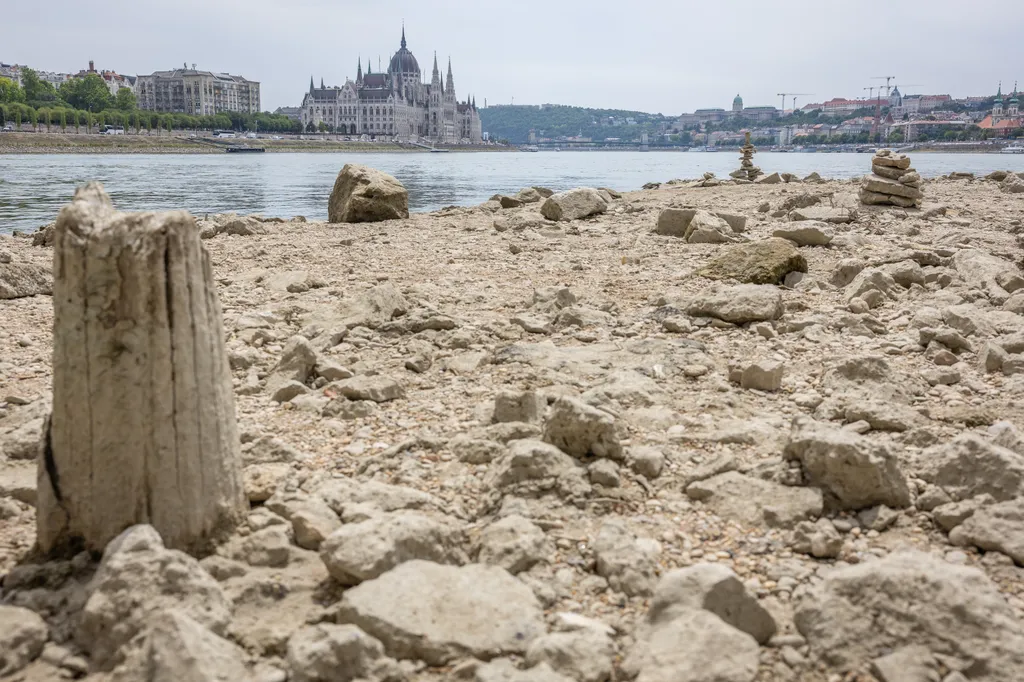 kiszáradt a Duna, alacsony vízállás, dolgok a vízből