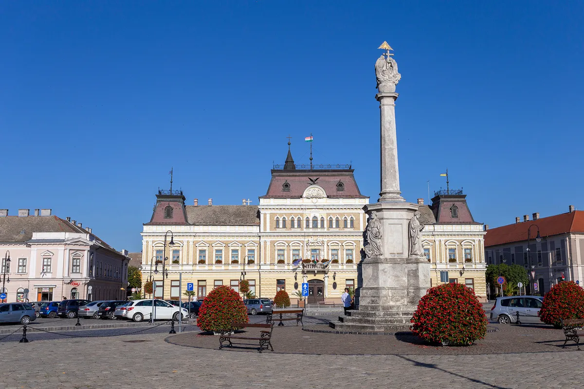 Baja látnivalói közé tartozik a városháza és a Szenháromság tér.