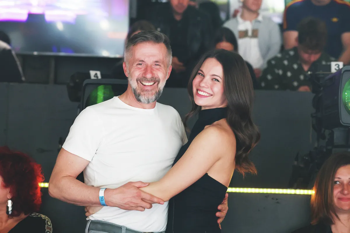 Molnár Miléna és Sándor A Nagy Duett forgatásán mosolyogva néznek a kamerába.