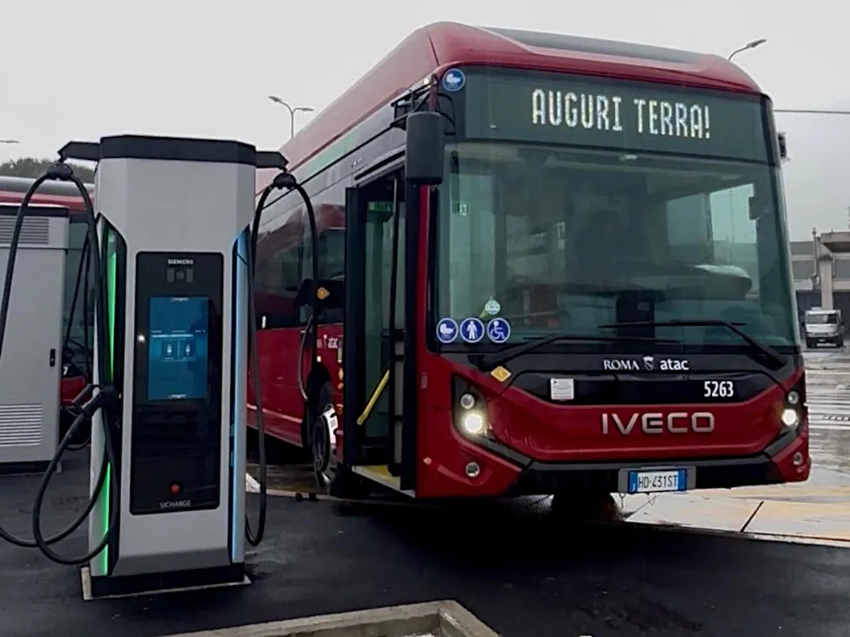 Rómában nem számoltak azzal, hogy a légkondicionálás miatt az elektromos buszok nem bírják a munkát.