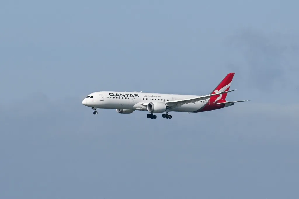 A Qantas új Airbus A350-es gépe Toulouse-ból Melbourne-be repül. A leghosszabb repülőút során még az utasok súlyát és testhőjét is szimulálják., SAN FRANCISCO, CALIFORNIA - MAY 12: A Qantas Airlines plane lands at San Francisco International Airport (SFO) in San Francisco, California, United States on May 12, 2026. Tayfun Coskun / Anadolu (Photo by Tayfun Coskun / Anadolu via AFP)